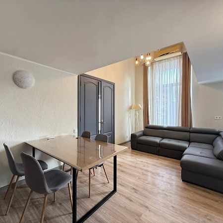 18 Deribasivska Street Jacuzzi Apartment Одеса Екстер'єр фото