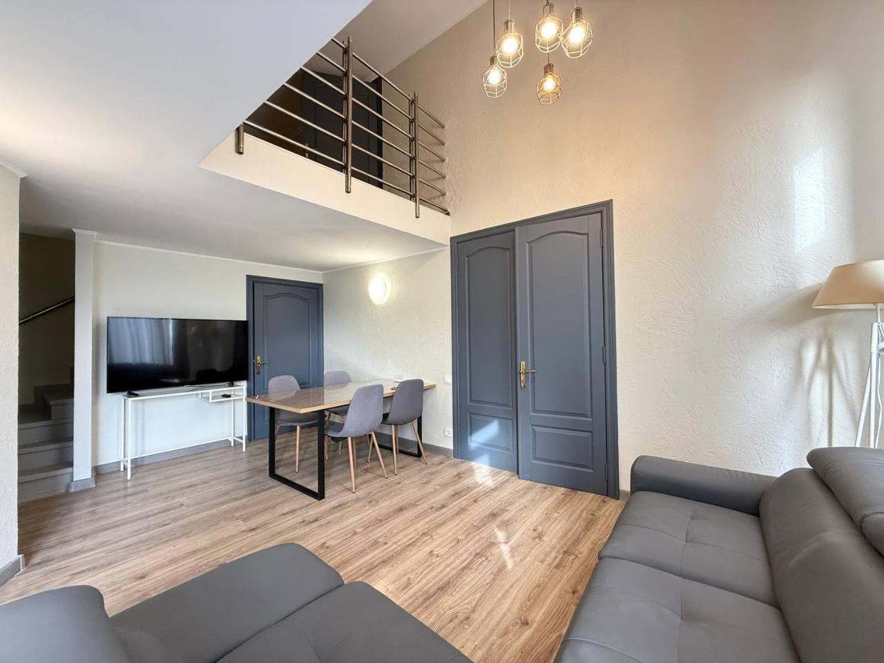 18 Deribasivska Street Jacuzzi Apartment Одеса Екстер'єр фото